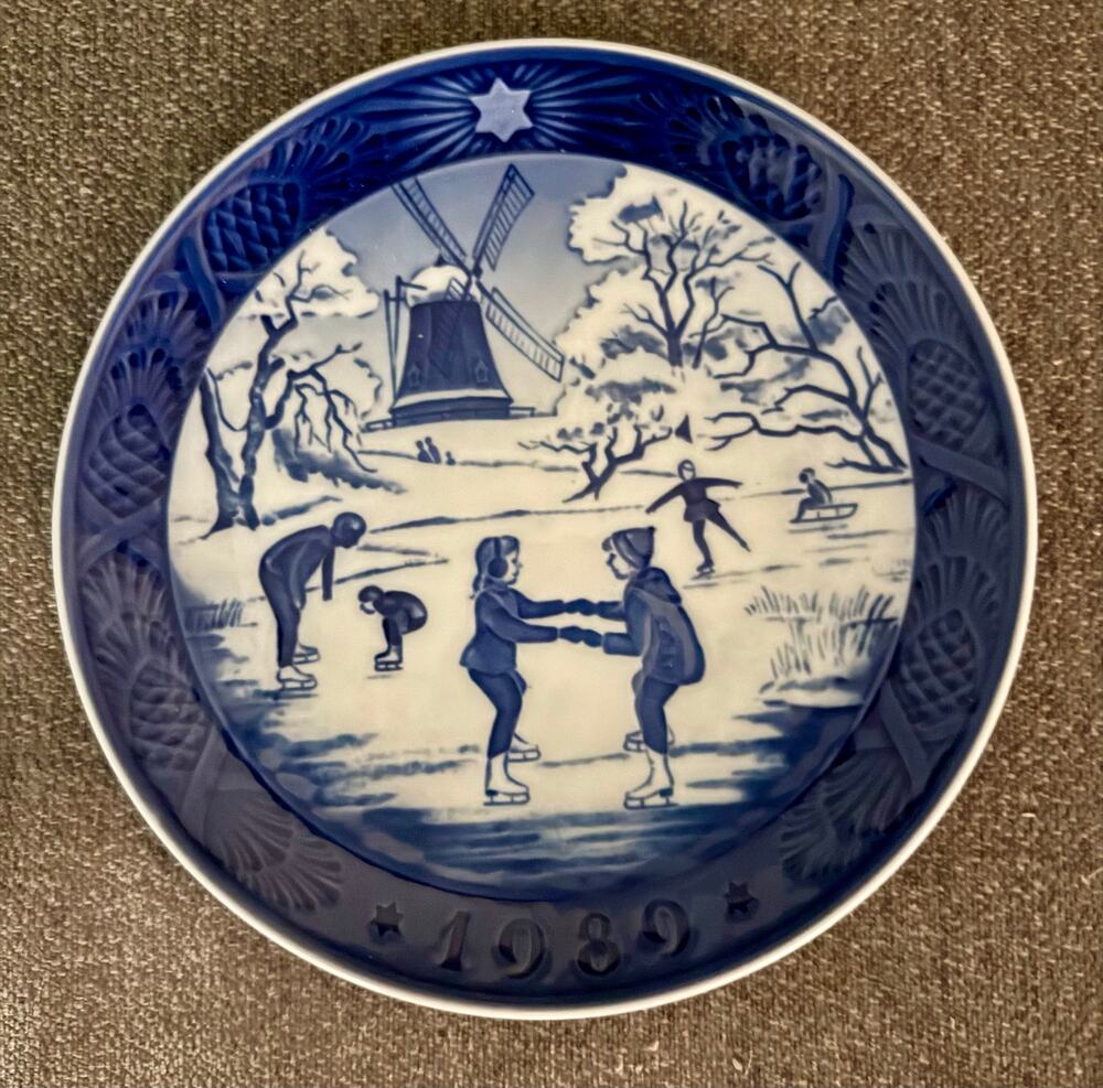 1989 Royal Copenhagen Christmas Plate - The Old Skating Pond